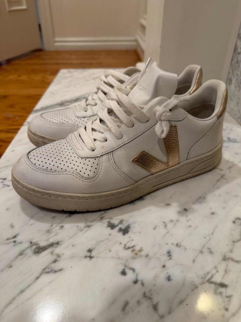 Veja Extra White Platine V-10 Sneakers, EUC.